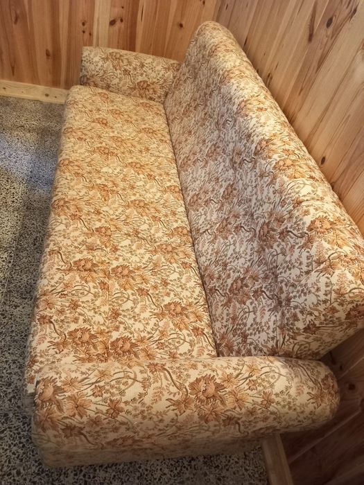 Sofá-cama em padrão floral -Em BOM ESTADO DE CONSERVAÇÃO