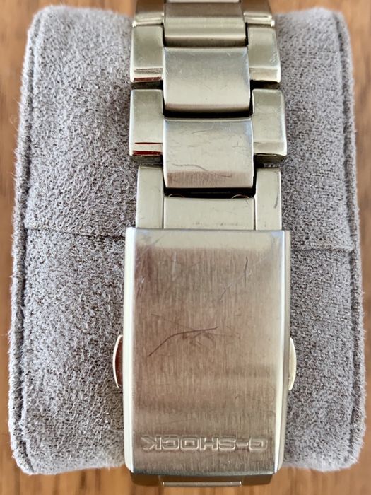 Casio G-Shock em metal dourado - ed limitada - G-011BD