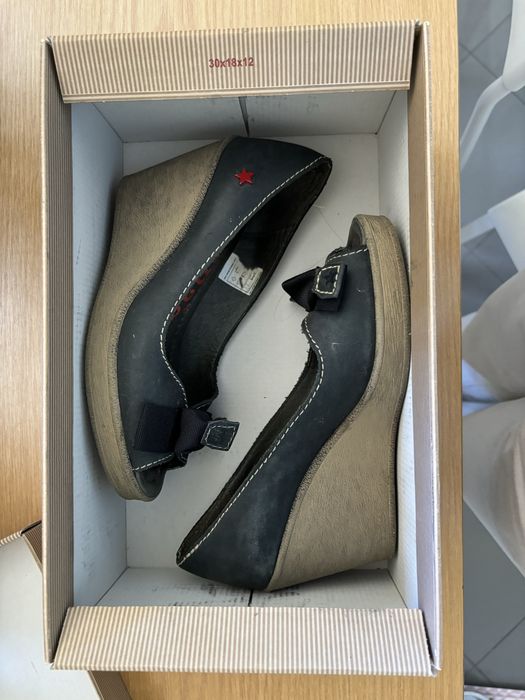 Sapatos de salto em cunha marca Cubanas