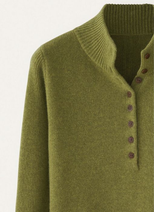 Светр з застібнутим коміром на ґудзики