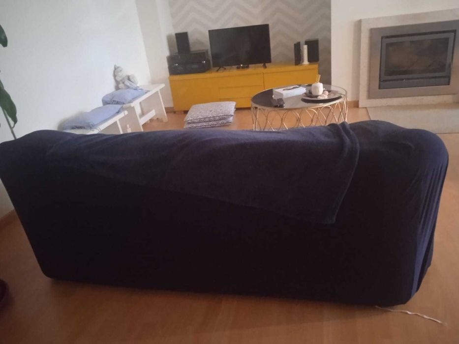 Sofá de três lugares com boa estrutura