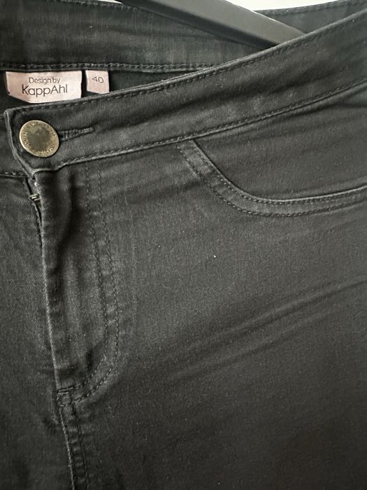 Czarne cienkie jeansy