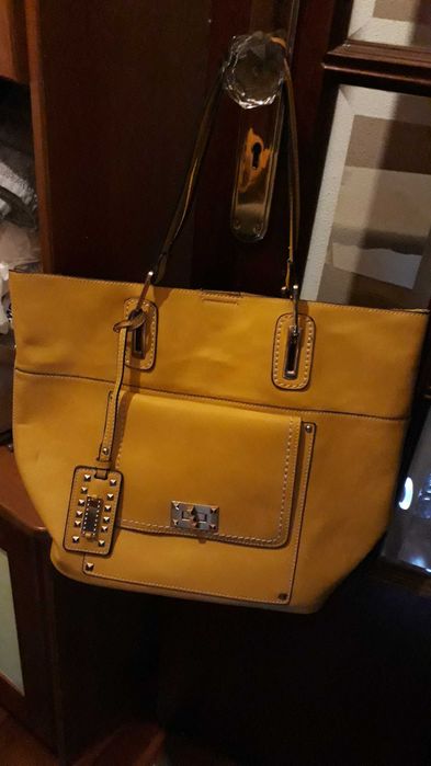 Mustard-colored wallet, like new.