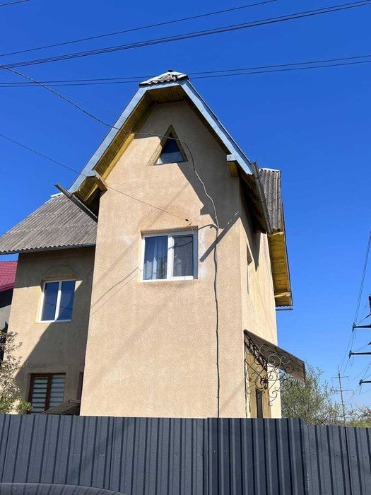 Продається двоповерховий будинок з ділянкою