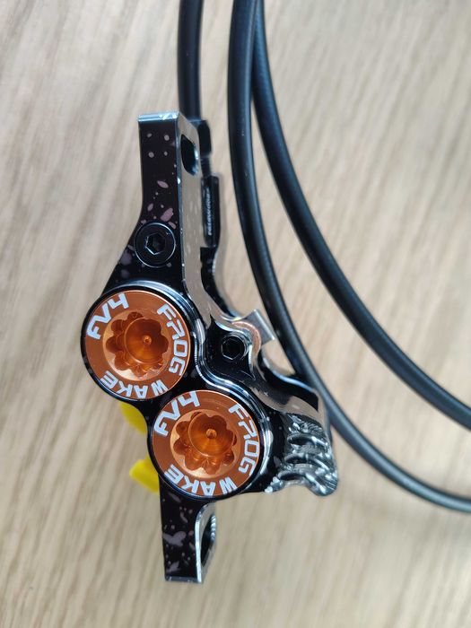Nowe hamulce rowerowe hydrauliczne 4-tłoczkowe Frog Wake FV4 tył i przód