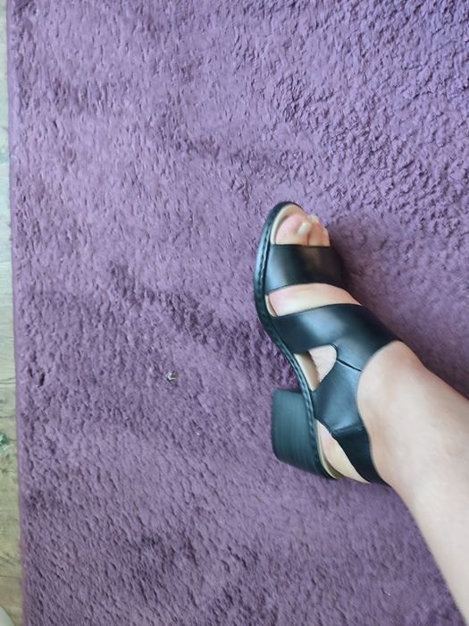 Продам гарні шкіряні босоніжки