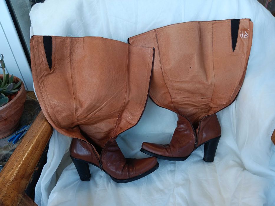 Botas salto e cano alto em pele da Ana Sousa