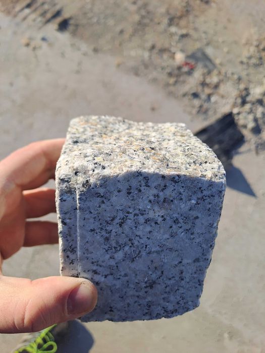 Kostka granitowa cięto-łupana 8/11