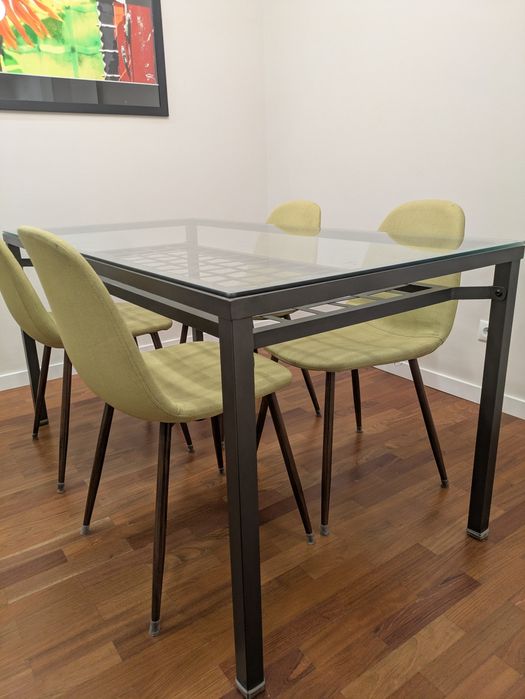 Mesa de jantar IKEA em ferro  com tampo de vidro
