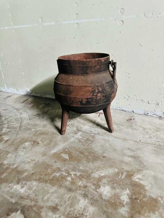 Panela/Caldeirão Antigo em ferro fundido com trés pés