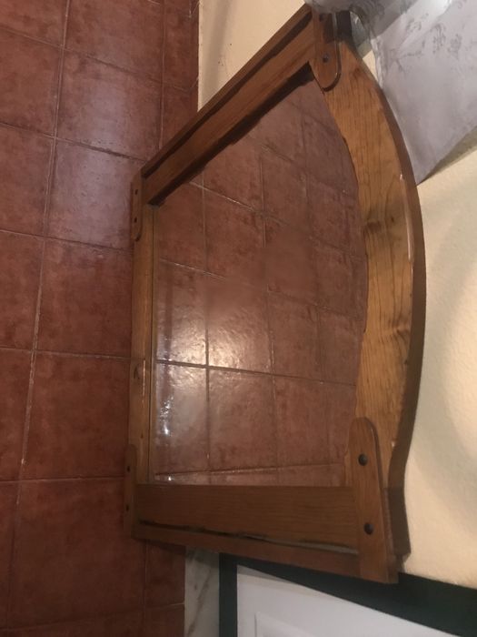 Espelho grande com moldura em madeira