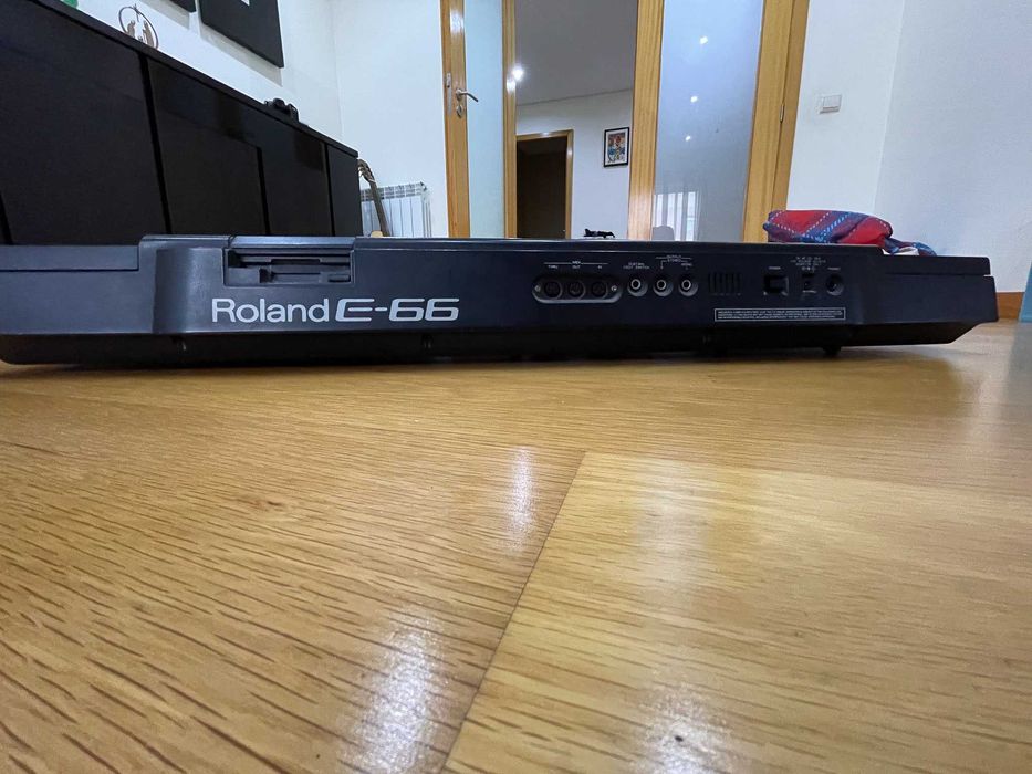 Roland E 66 com muitos ritmos