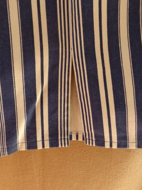Saia travada, cor azul e creme