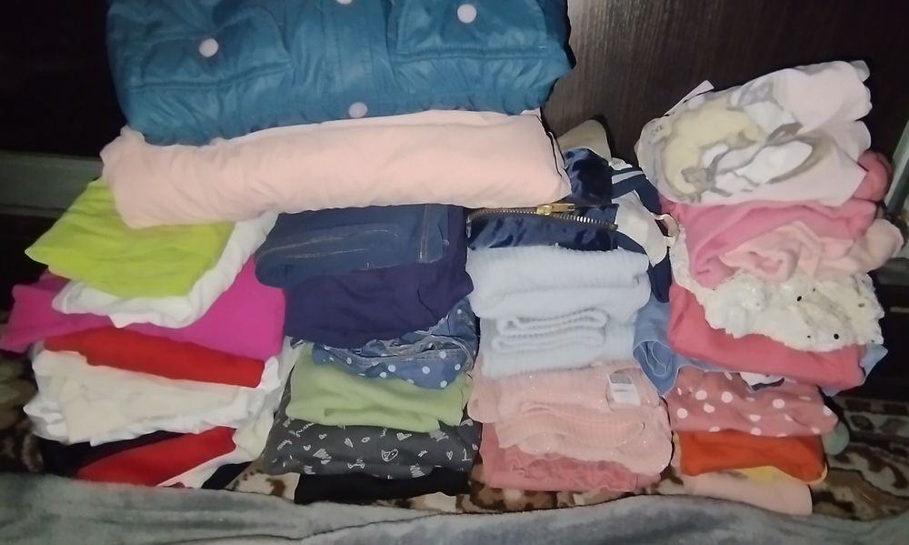 Пакунок речей на дівчинку.