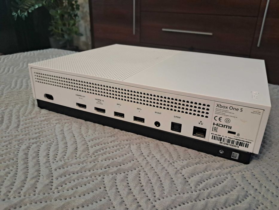 Xbox one s z padem i 2 gry