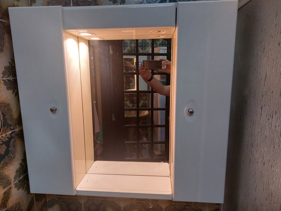 Armario branco de parade de casa de banho