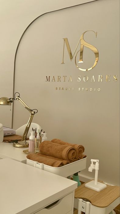 Alugo mesa manicure