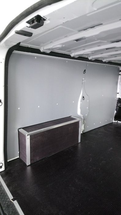 Zabudowa auta Renault Trafic lekkim tworzywem PCV