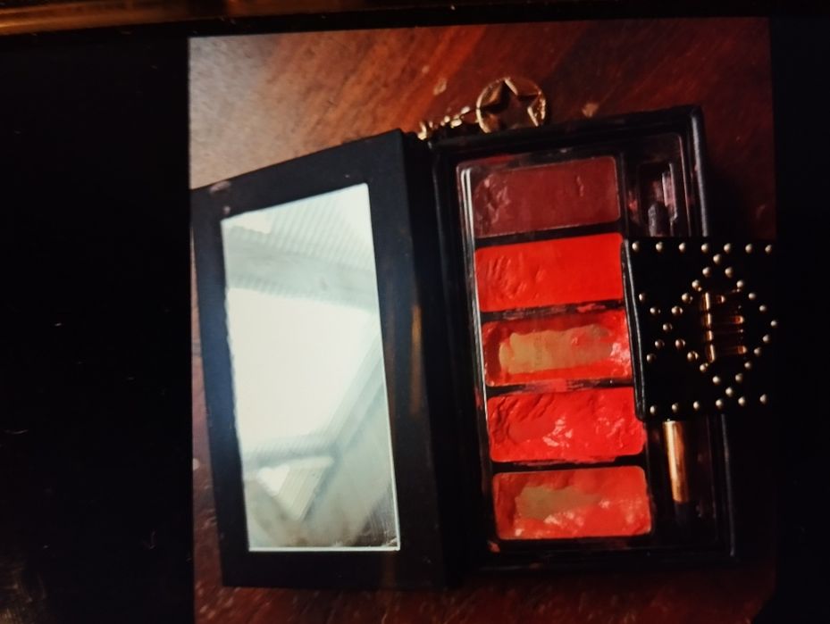 Косметика Dior..