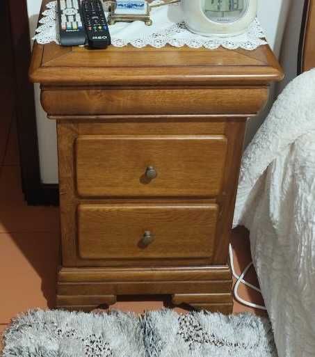 Mobilia de quarto com cômoda em Castanho maciço