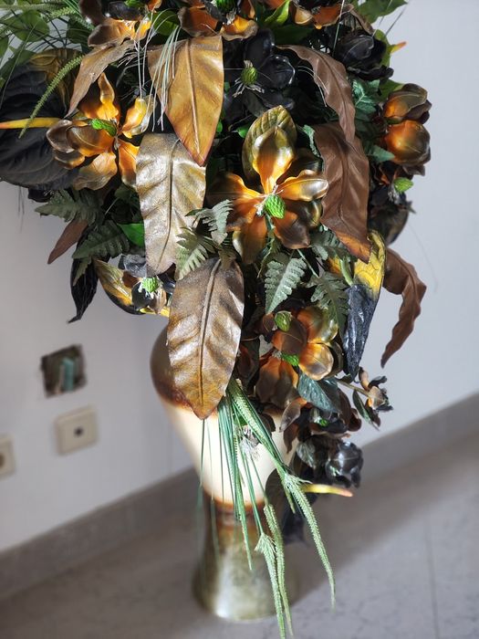 Jarrão com flores artificiais lindo