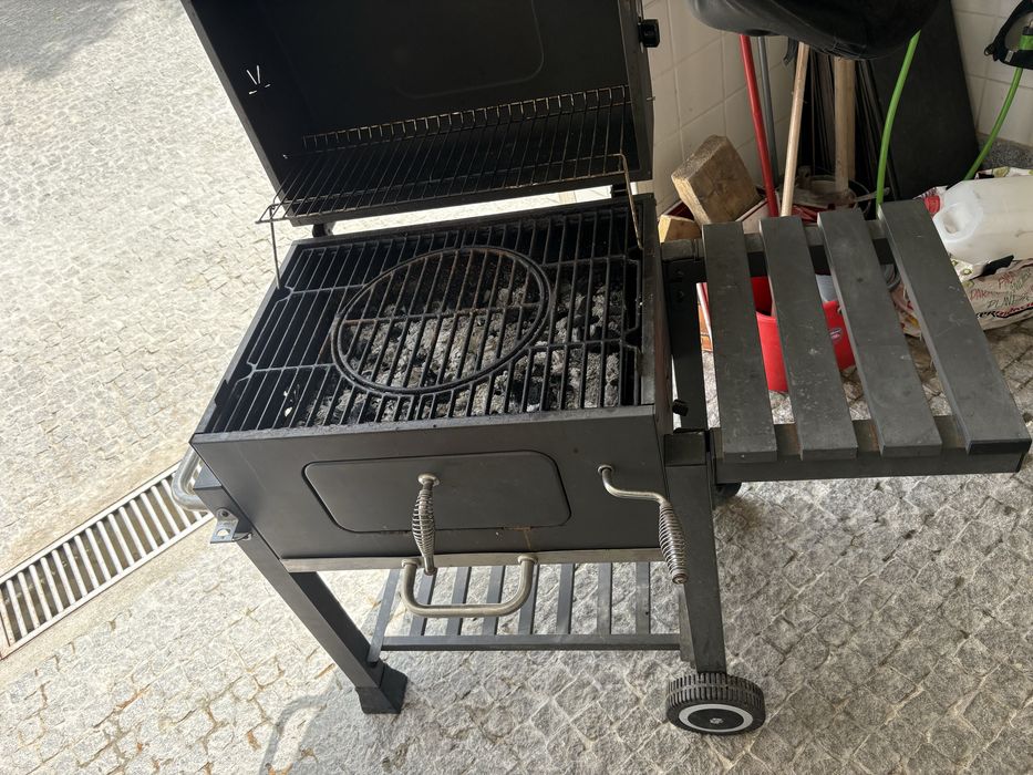 Grelhador a carvao com cozedura