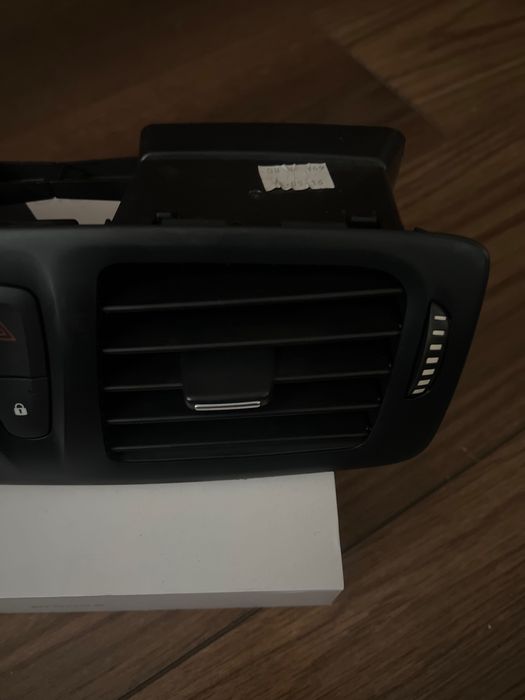 Рено Меган 3 дефлектор центрального повітряпроводу