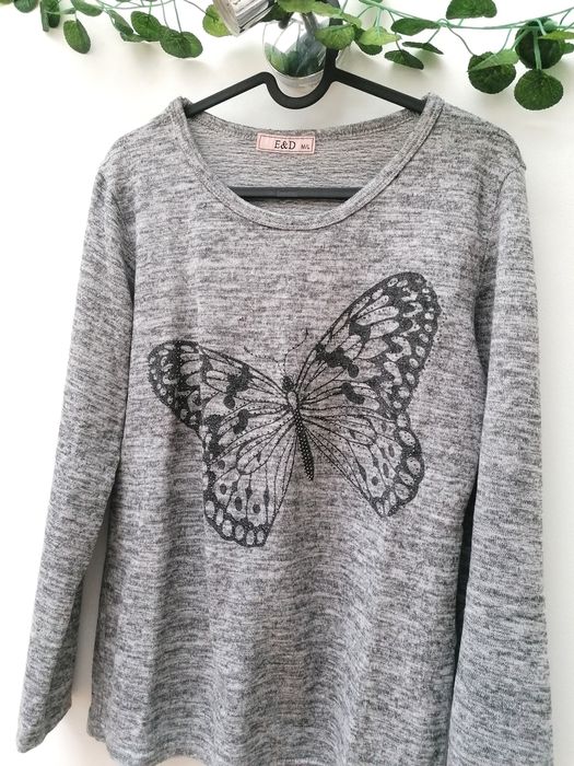 Camisola Cinzenta com Borboleta