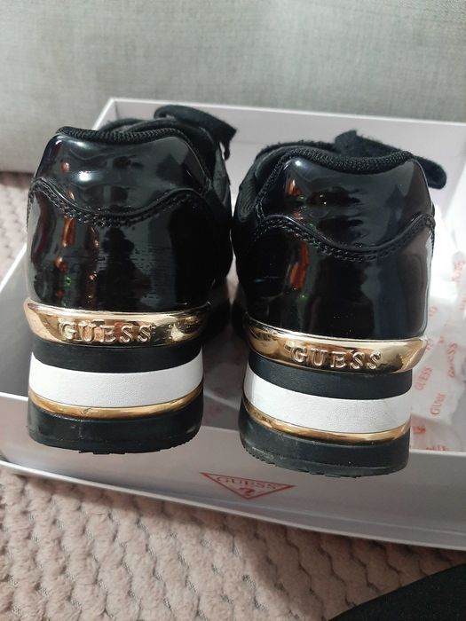 Sneakersy Guess czarno-zlote