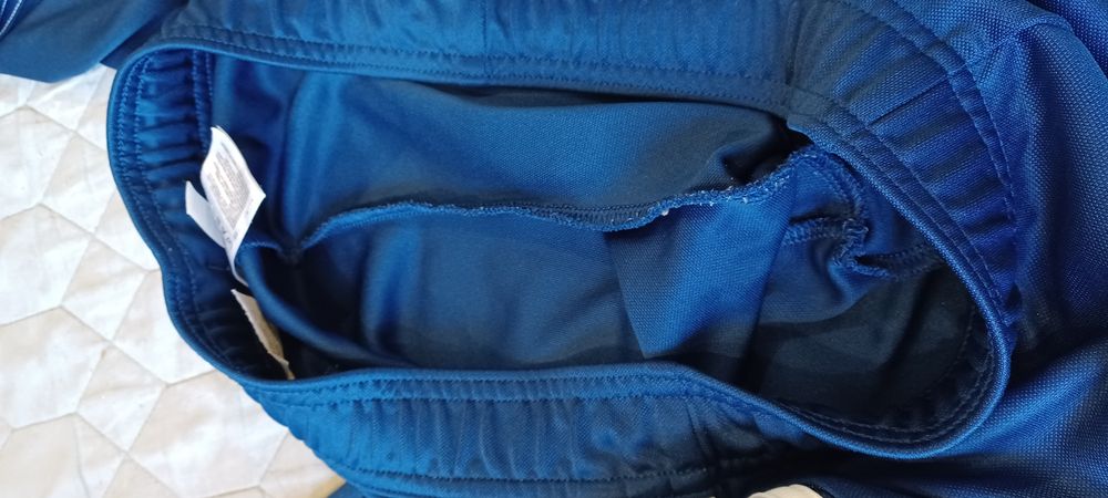 Spodnie dresowe Adidas.