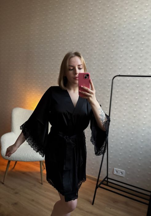 Шовковий халат з мереживом