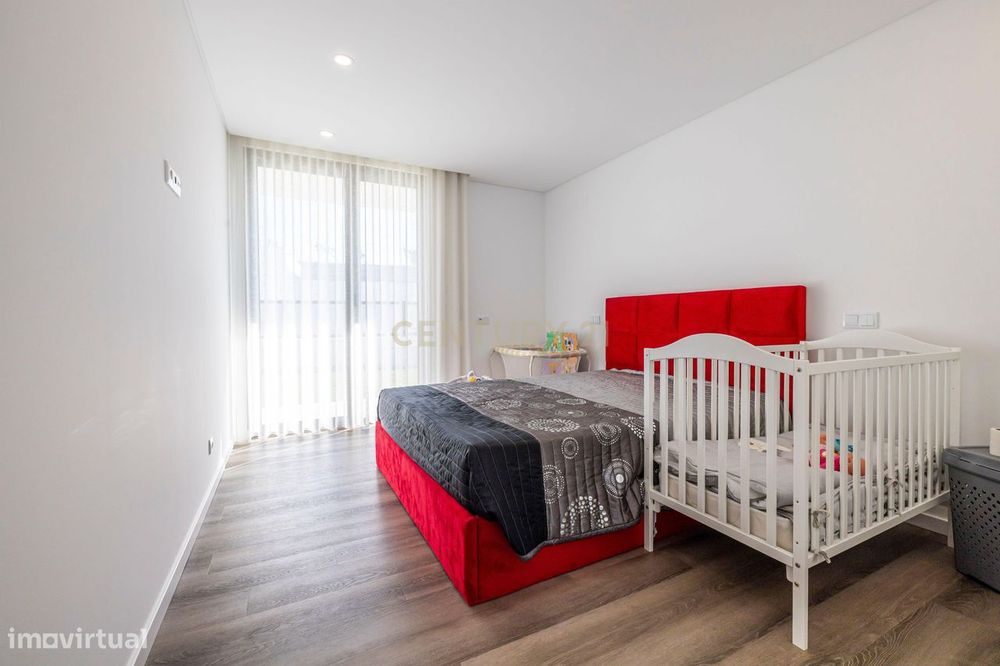 Moradia T4 Moderna com Piscina Aquecida e Jacuzzi a 15 Minutos da Prai