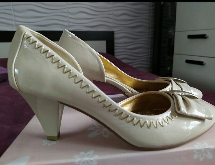 Szpilki kremowe Clara Barson 37