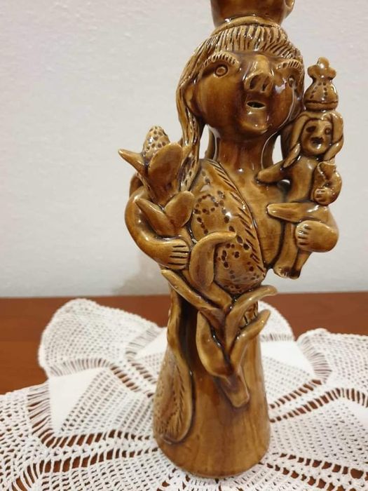 Júlia Ramalho - Senhora com menino ao colo - figurado Barcelos