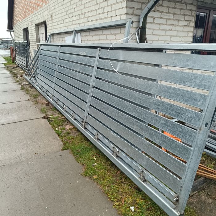 Brama przesuwna z wypełnieniem panelowym