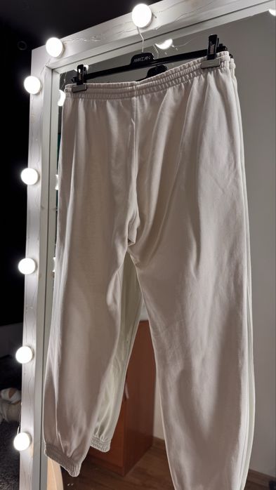 Белые спортивные штаны