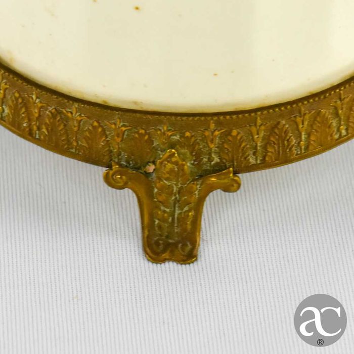 Caixa em porcelana e metal dourado, de finais do século XIX/início do XX