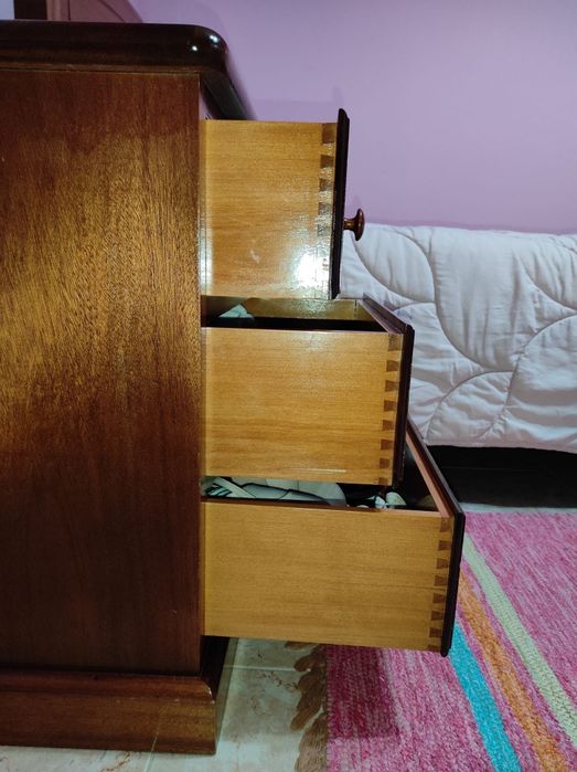 Cama de Solteiro e mesinhas de cabeceira em madeira maciça de freijó