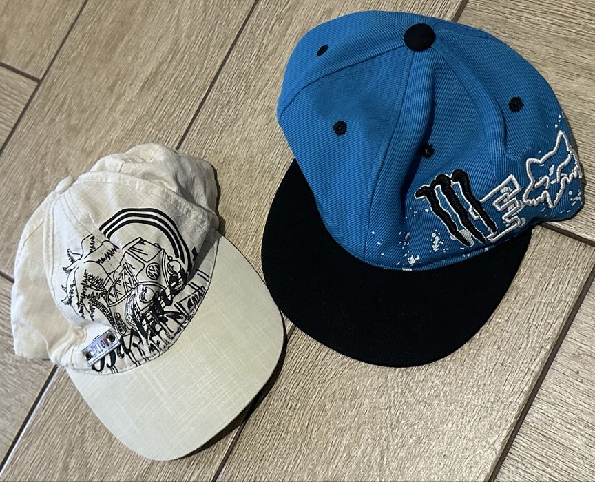 Дві хлопчачі кепки