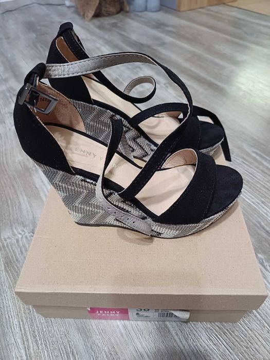 Sandały na koturnie