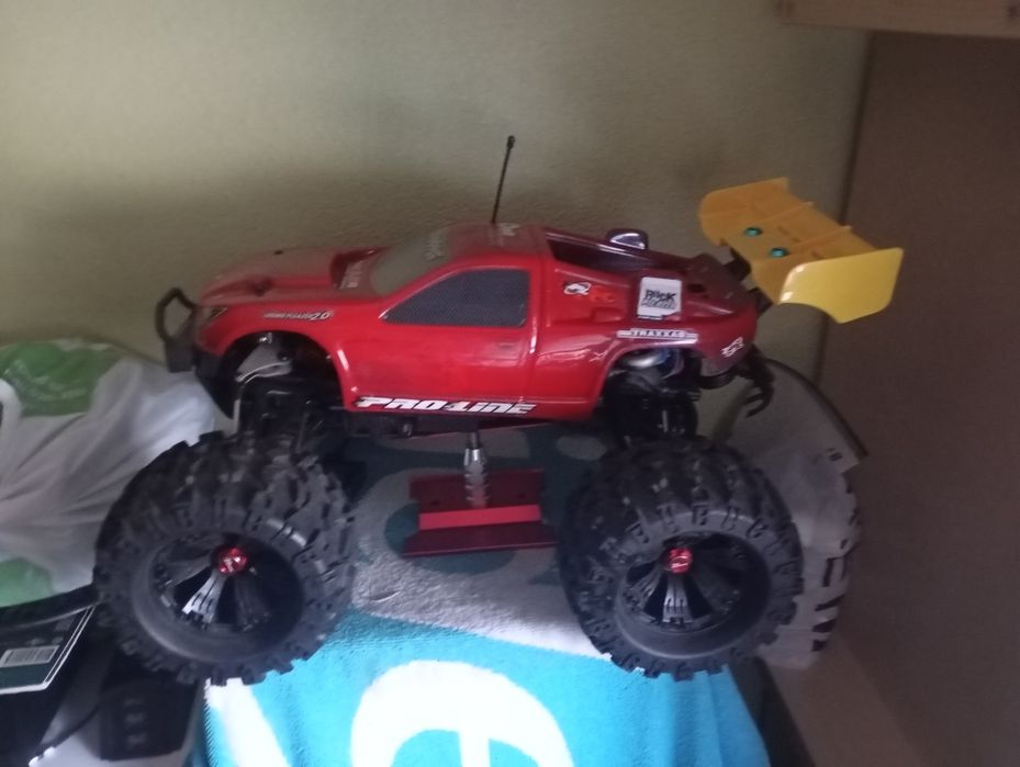 Traxxax revo muito bem estimado  completo com comando