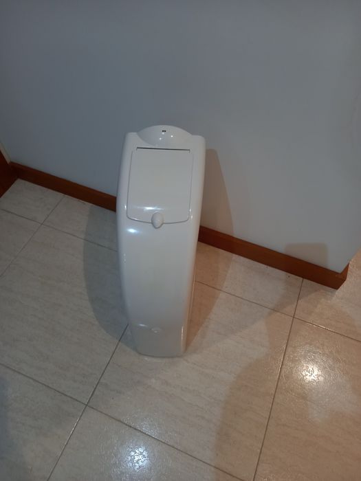 Dispensador de tampões e pensos higiénicos