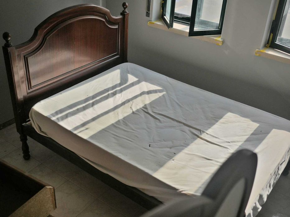 Estrutura de Cama de Casal em Madeira (1.40m) – Estilo Clássico