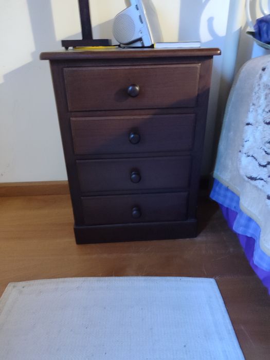 Conjunto de 2 mesas de cabeceira+ Cómoda com gavetas de madeira