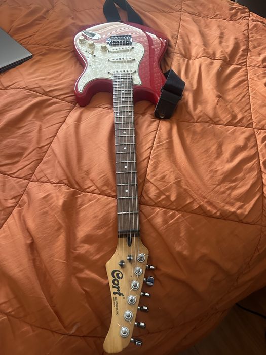 Guitarra Cort Stratocaster em perfeito estado maravilhosa