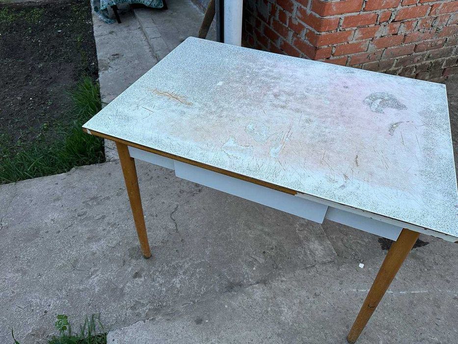 Продам кухонный деревянный стол 100*70*75 см.