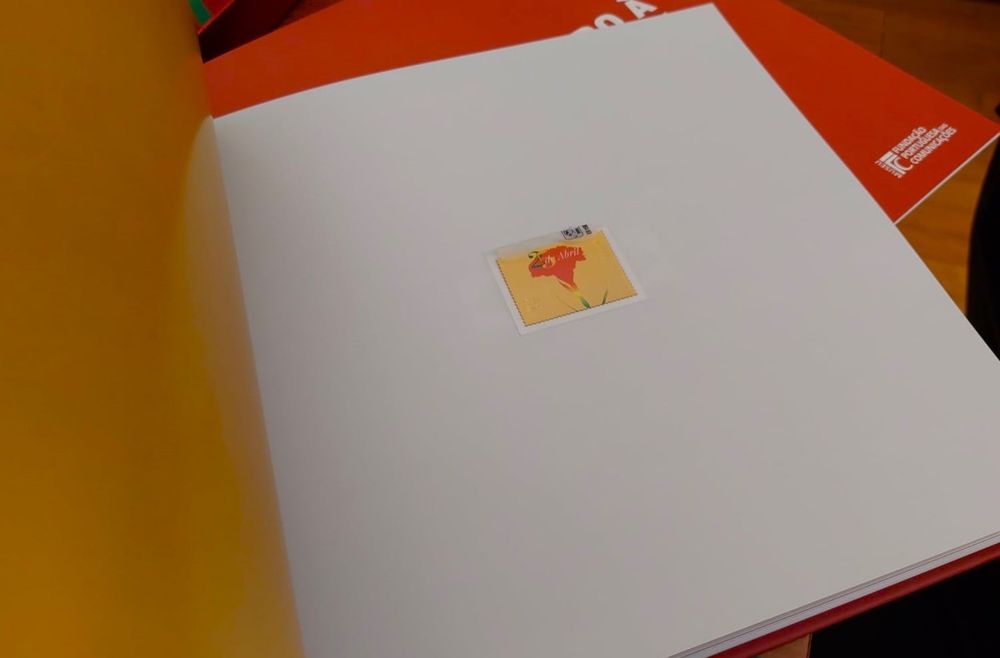Livro 25 Abril - 50 Anos Democracia CTT Premium c/ Selo de Ouro