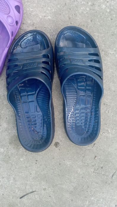 Шльопанці пінки різних розмірів