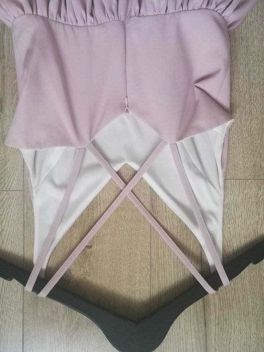 Rozkloszowana elegancka sukienka lou na wesele