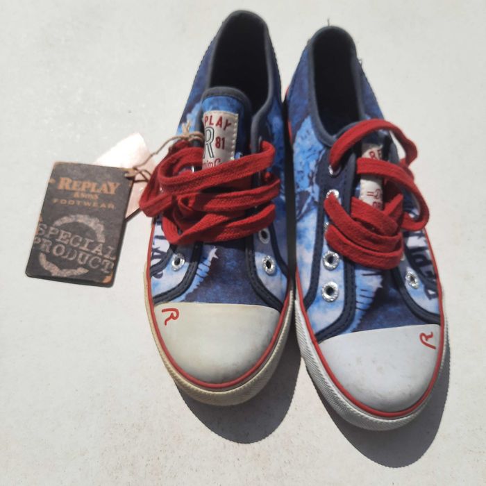 Calçado de vários tamanhos, estilos e marcas, para menino.